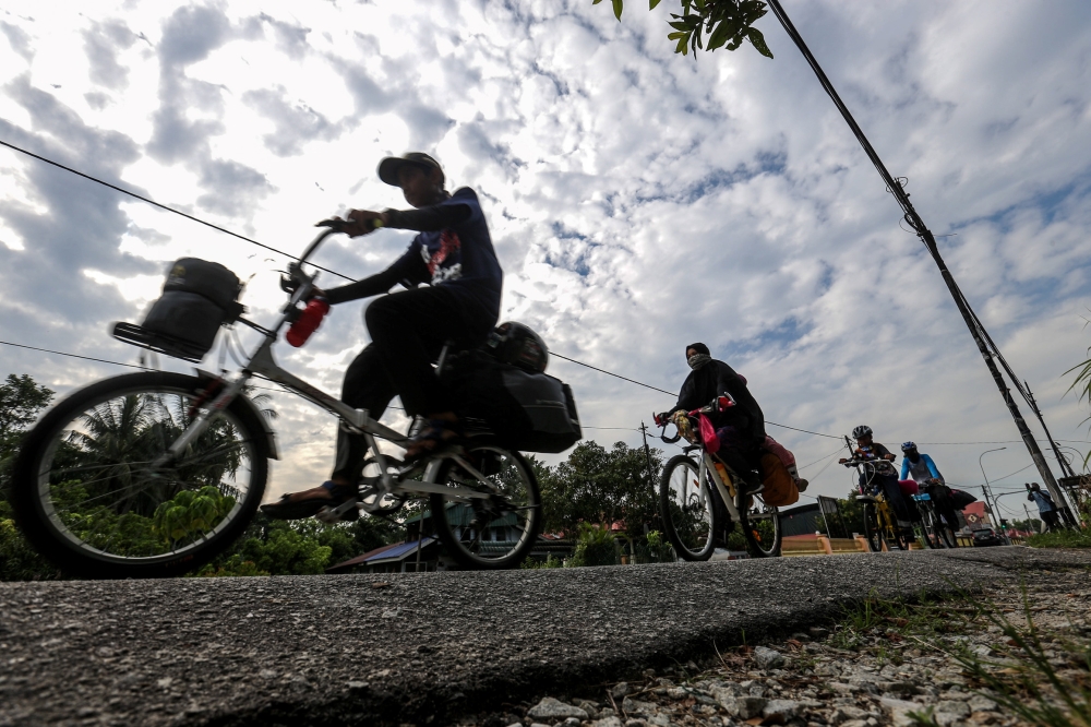 Malaysia’s national cycling body has clarified that cyclists are allowed on public roads, following a viral video of a dispute with a bus driver. It urged respect for cyclists’ rights and called on police to act against online threats encouraging harm. — Picture by Sayuti Zainudin