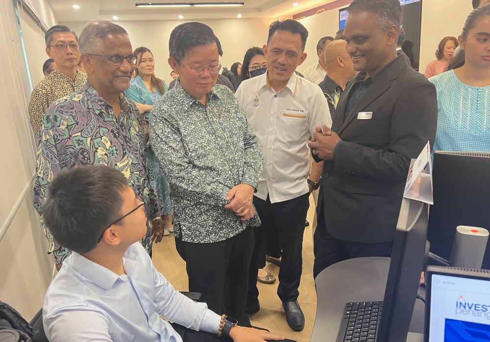 Penang chief minister Chow Kon Yeow visiting the Penang Chip Design Academy. — Picture by Opalyn Mok