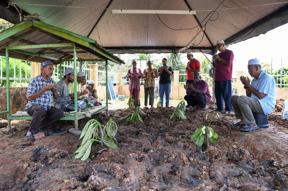 After recent superstitious mob, Kedah Religious Dept to monitor graves of Sg Korok victims over fears of un-Islamic practices