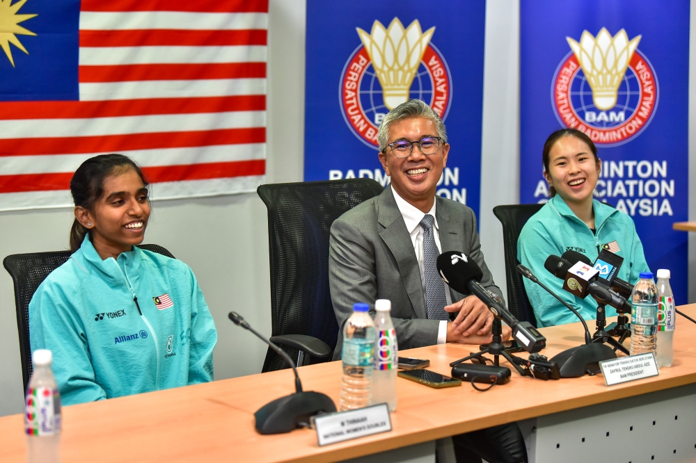 (From left) National shuttler M. Thinaah, BAM president Datuk Seri Tengku Zafrul Abdul Aziz, and Pearly Tan speak at a news conference at the Academy Badminton Malaysia in Bukit Kiara, Kuala Lumpur on July 10, 2025. — Bernama pic