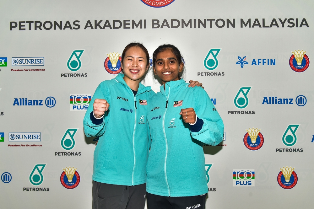 Malaysia’s leading women’s doubles team, Pearly Tan (left) and M. Thinaah (right) at a press conference at the Malaysian Badminton Academy July 10, 2025. — Bernama pic