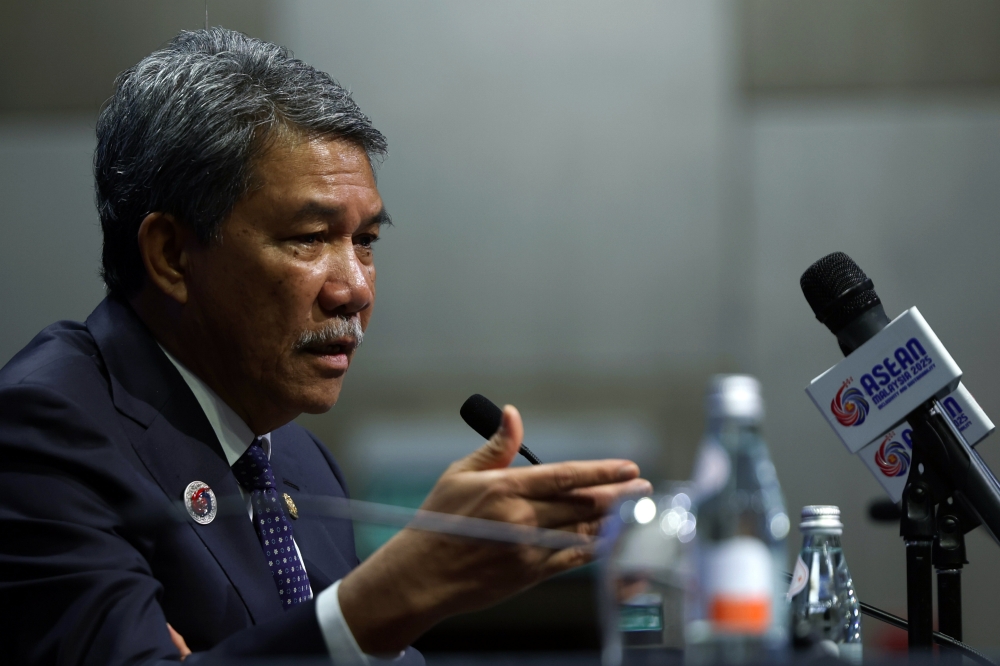 A new regulation aimed at tightening enforcement against illegal ship-to-ship oil transfers in Malaysian waters is expected to come into force by the end of this month, said Foreign Minister Datuk Seri Mohamad Hasan. — Bernama pic