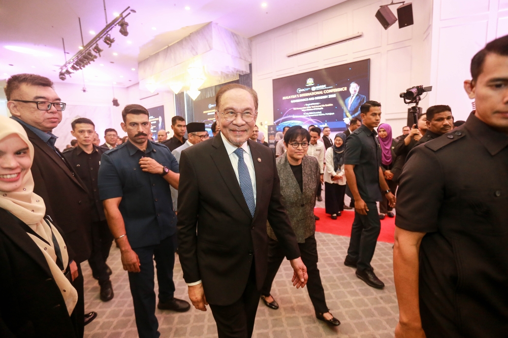 Prime Minister Datuk Seri Anwar Ibrahim was seen meeting the participant during the Malaysia`s International Conference of Governance and Integrety 2025 here at BoraOmbak Marina, Putrajaya. — Picture by Sayuti Zainudin