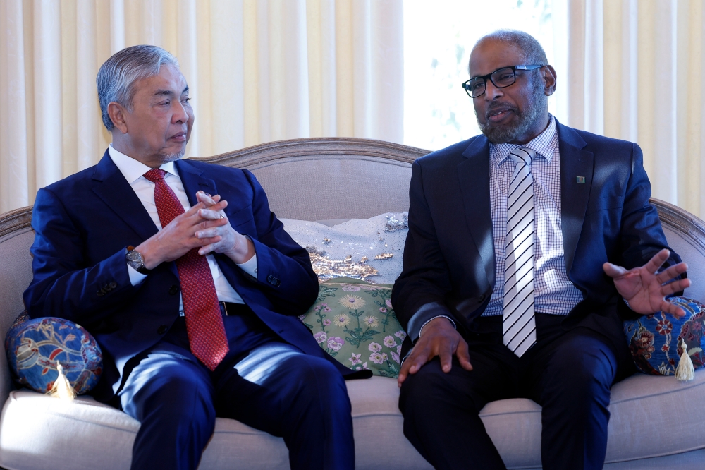 Deputy Prime Minister Datuk Seri Dr Ahmad Zahid Hamidi (left) holds a meeting with Federation of Islamic Associations of New Zealand (FIANZ) President Ibrar Sheikh here today. — Bernama pic
