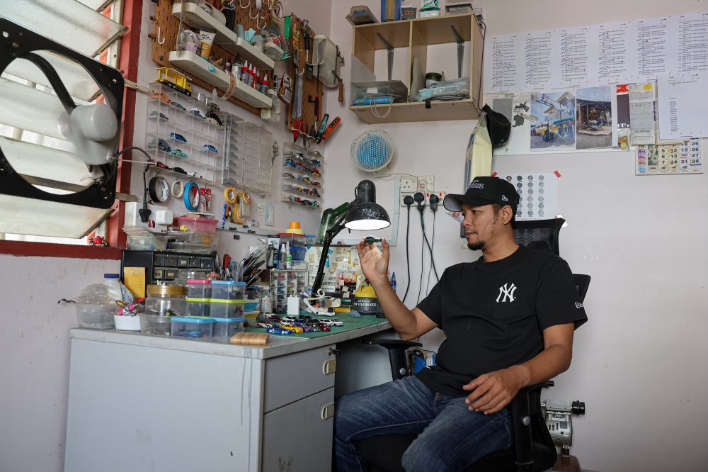 Mohd Jaidin Mustafa at his workstation. — Bernama pic