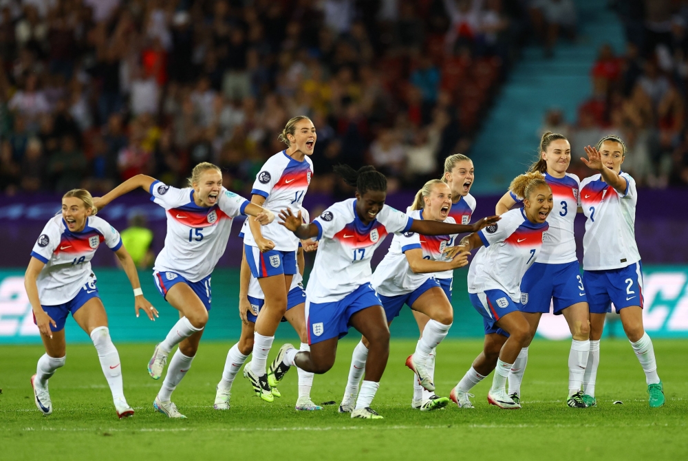 England’s Chloe Kelly, Esme Morgan, Michelle Agyemang, Beth Mead, Lauren James, Niamh Charles, Lucy Bronze, Alessia Russo and Grace Clinton celebrate after winning the penalty shootout against Sweden in their Uefa Women’s Euro 2025 quarter-final in Zurich July 17, 2025. — Reuters pic