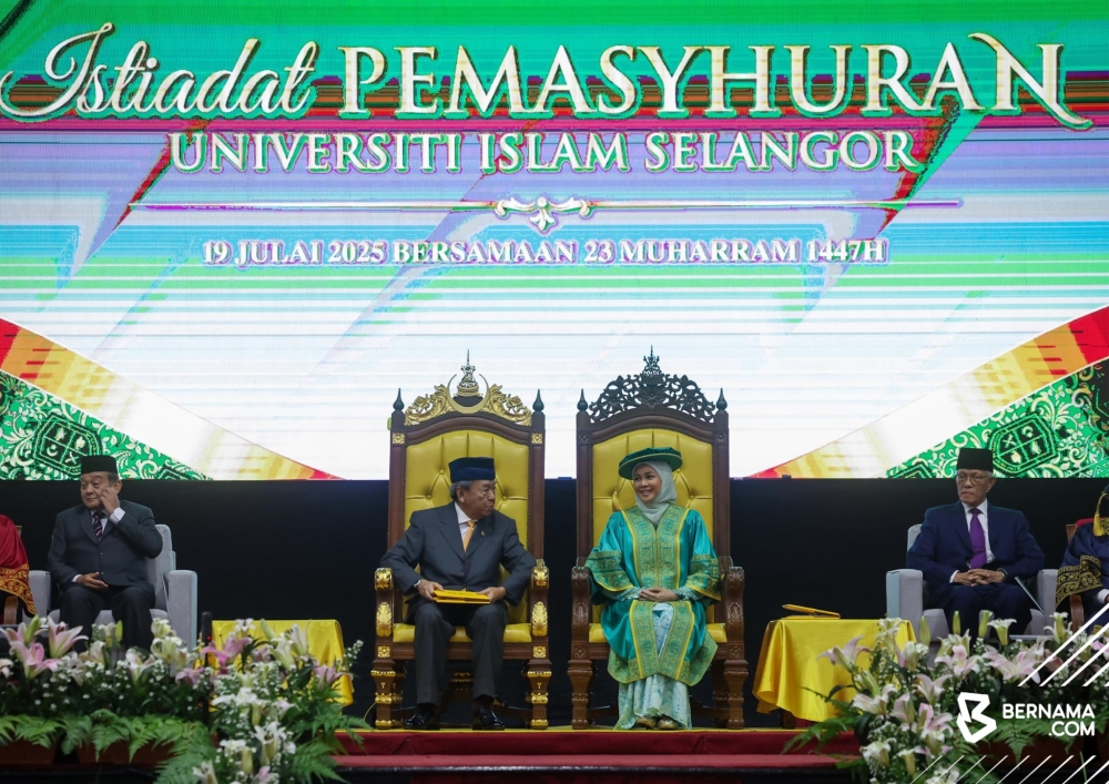 Tengku Permaisuri Selangor, Tengku Permaisuri Norashikin, has been proclaimed as the first Chancellor of Universiti Islam Sultan of Selangor, Sultan Sharafuddin Idris Shah (left) is seen with Tengku Permaisuri Selangor, Tengku Permaisuri Norashikin (right) during the university’s 27th Proclamation and Convocation Ceremony held in Kajang today. — Bernama pic