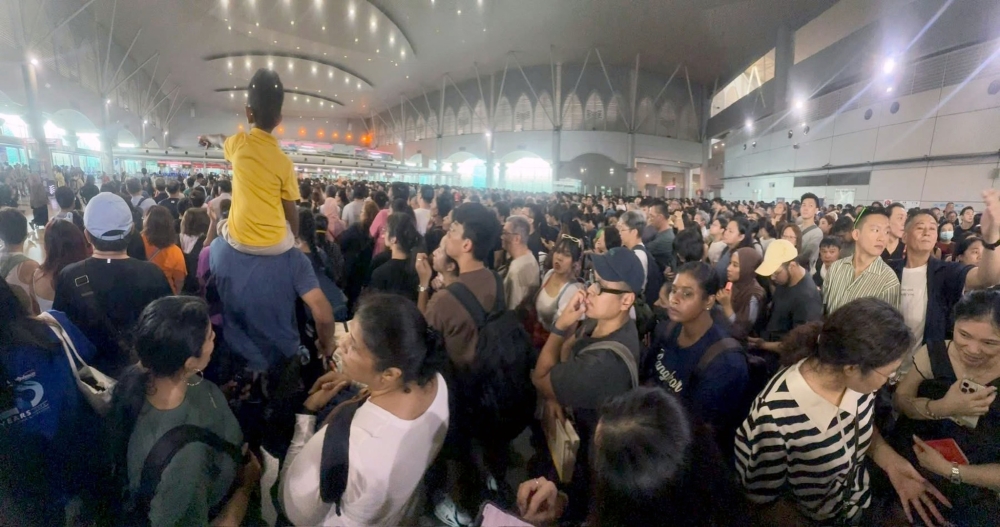 A photo said to be of the queue that formed at Woodlands Checkpoint today after autogate facilities went down for foreign passport holders wishing to enter Malaysia via Johor Bahru. — Picture via Facebook