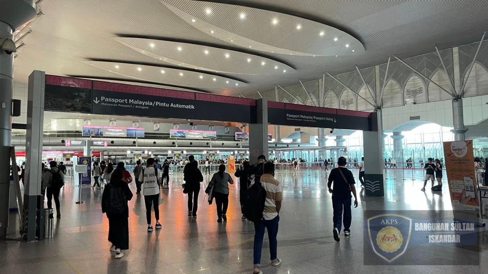 Johor Public Works, Transport, Infrastructure and Communication Committee chairman Mohamad Fazli Mohamad Salleh said as of 6 pm yesterday, 26 out of 68 e-gates at BSI and three out of 12 at KSAB were back in service. — Facebook/AKPS