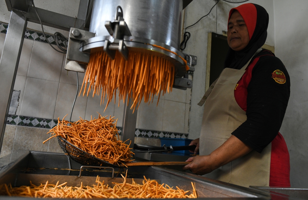 Muruku Bonda’s recipe dates back over 40 years ago to Idris Alias’ mother. — Bernama pic
