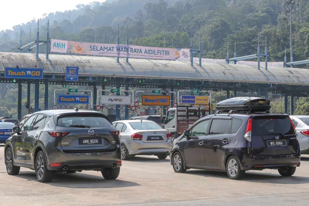 Heavy traffic is seen at the Gombak Toll Plaza heading to the East Coast in conjunction with Hari Raya Aidilfitri celebrations on April 6, 2024. — Picture by Yusof Mat Isa