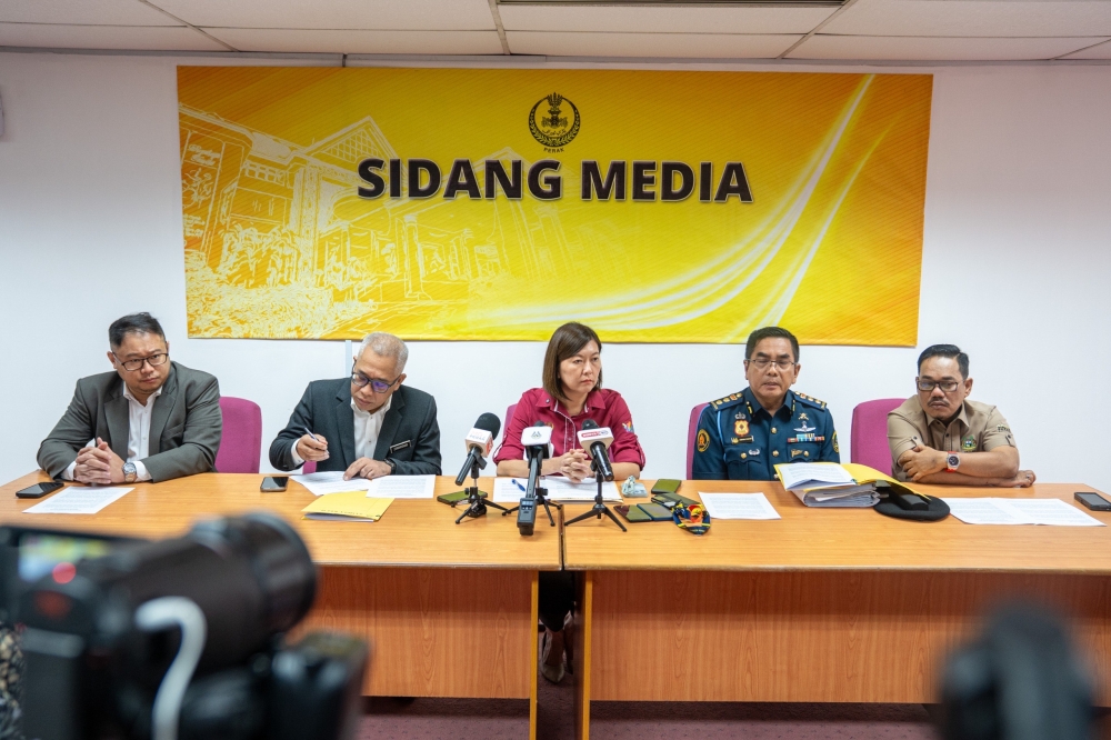 Ipoh City Council’s enforcement and safety director, Ahmad Zaiyadi Sudin and Perak Local Government Committee Chairman Sandrea Ng Shy Ching speak at a press conference at the Perak Darul Ridzuan Building in Ipoh, Perak. — Picture courtesy of Ipoh City Council