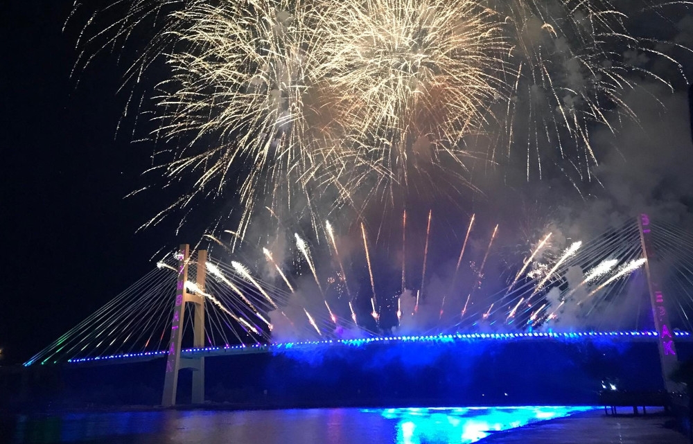 A fireworks display lights up the night sky above Tun Taib Mahmud Bridge. — The Borneo Post pic