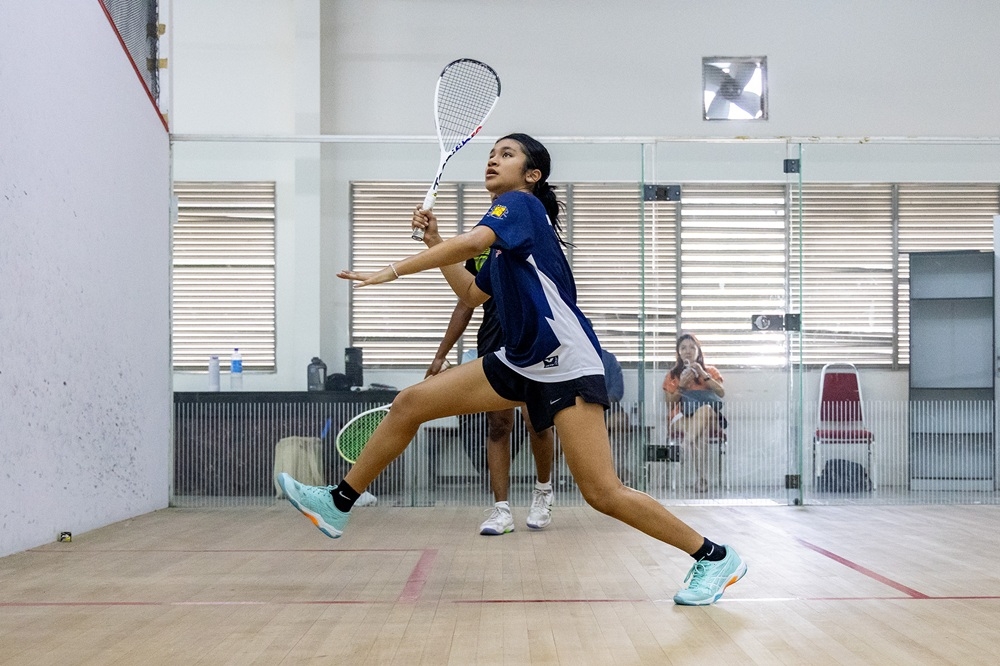 Rising squash star Jinoreeka Ning Manivannan during a sparring session at The Lakeview Club in Subang Jaya July 19, 2025. — Picture by Firdaus Latif