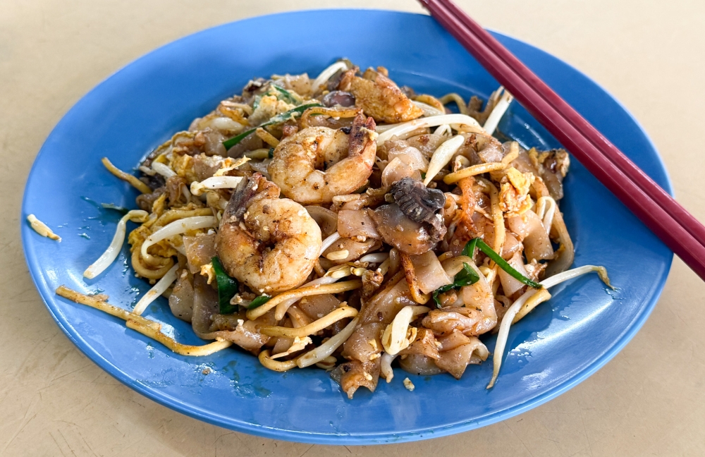 Mixing flat rice noodles with yellow noodles gives different textures to your plate of ‘char kway teow’. — Picture by Lee Khang Yi