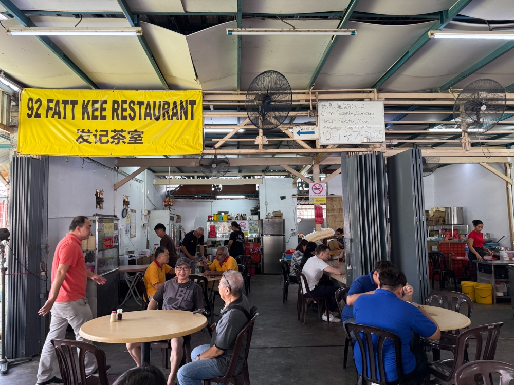 The coffee shop in Section 2 also houses a popular ‘pan mee’ stall and one can cool down with their pumpkin barley drink. — Picture by Lee Khang Yi