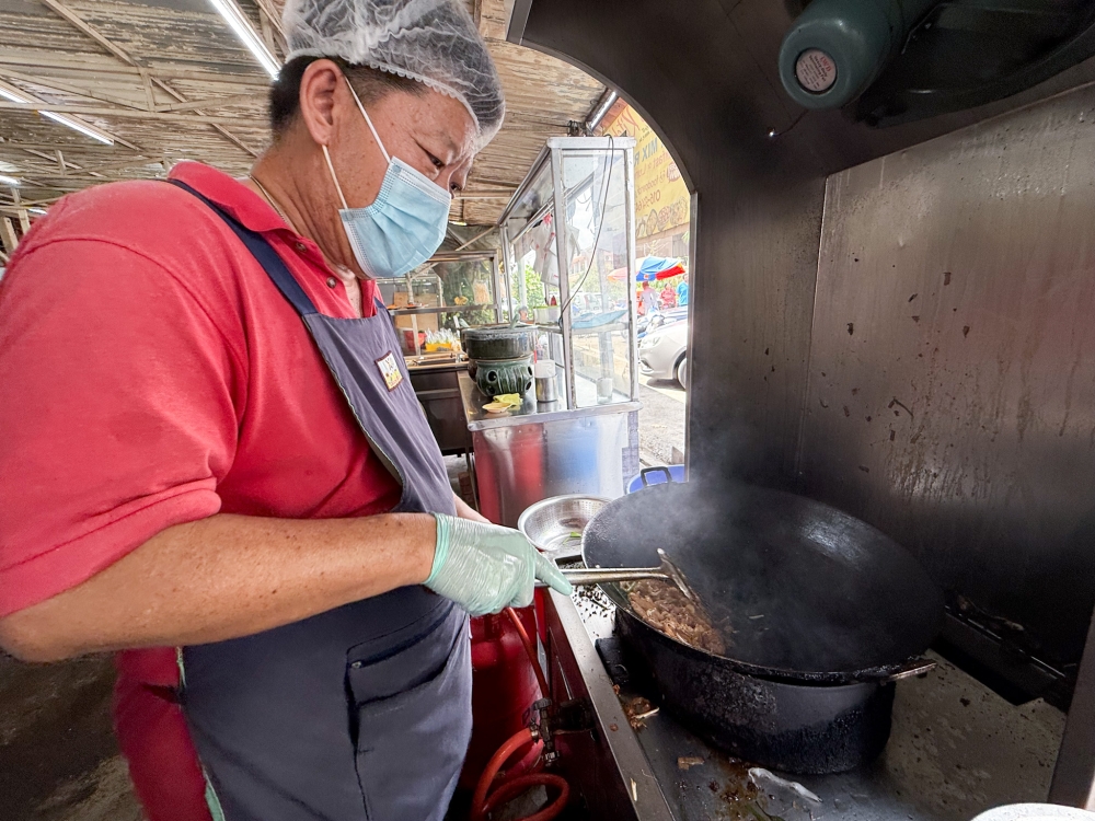 Tee Yoon Seong has been frying since 1988 around the PJ Old Town area. — Picture by Lee Khang Yi