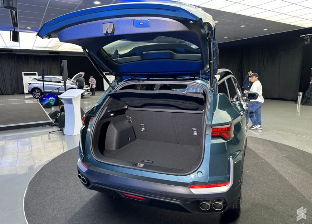 Inside, the all-new X50 features a completely different interior than the two Geely Binyue models. — SoyaCincau pic