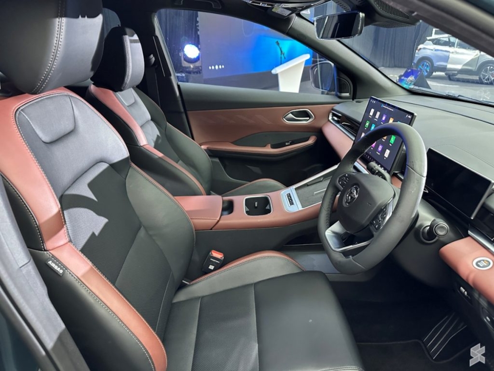 Inside, the all-new X50 features a completely different interior than the two Geely Binyue models and we were told the interior was designed in-house by Proton itself. — SoyaCincau pic