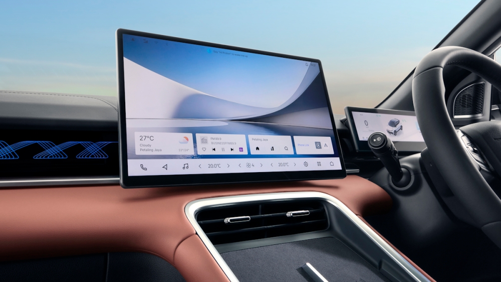 Just like the EV, the 2026 X50 has a fully digital instrument cluster and a new infotainment display, although they are slightly smaller than those that were equipped in e.MAS 7 at 8.88-inch and 14.6-inch, respectively. — SoyaCincau pic