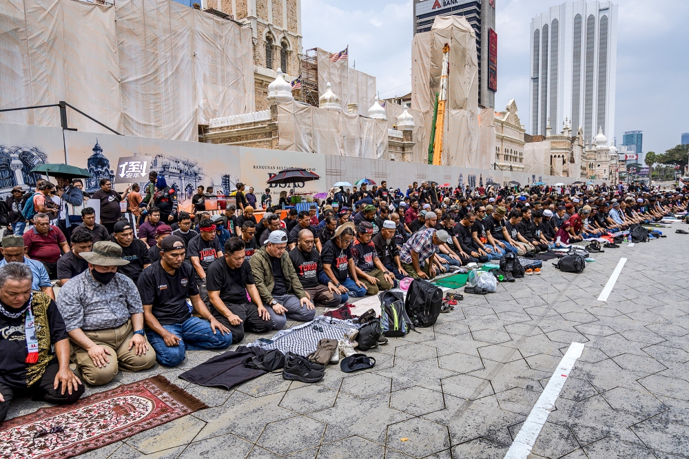 Protesters perform prayers during the ‘Turun Anwar’ rally at Dataran Merdeka, Kuala Lumpur, July 26, 2025. — Picture by Firdaus Latif