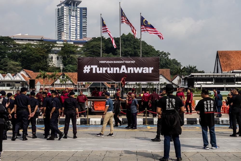 Police instructed Kuala Lumpur City Hall (DBKL) to dismantle the main stage set up at Dataran Merdeka during the ’Turun Anwar' rally on July 26, 2025. — Picture by Firdaus Latif.