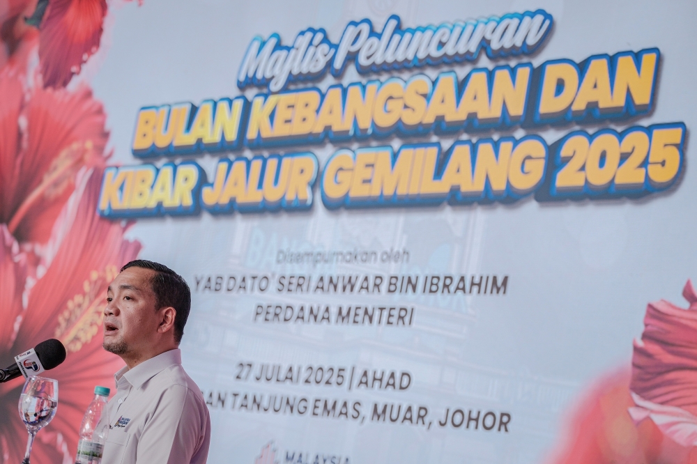 Johor Menteri Besar Datuk Onn Hafiz Ghazi delivered a speech at the Launch of the National Month and Fly the Jalur Gemilang 2025 event at Dataran Tanjung Emas in Muar. — Bernama pic