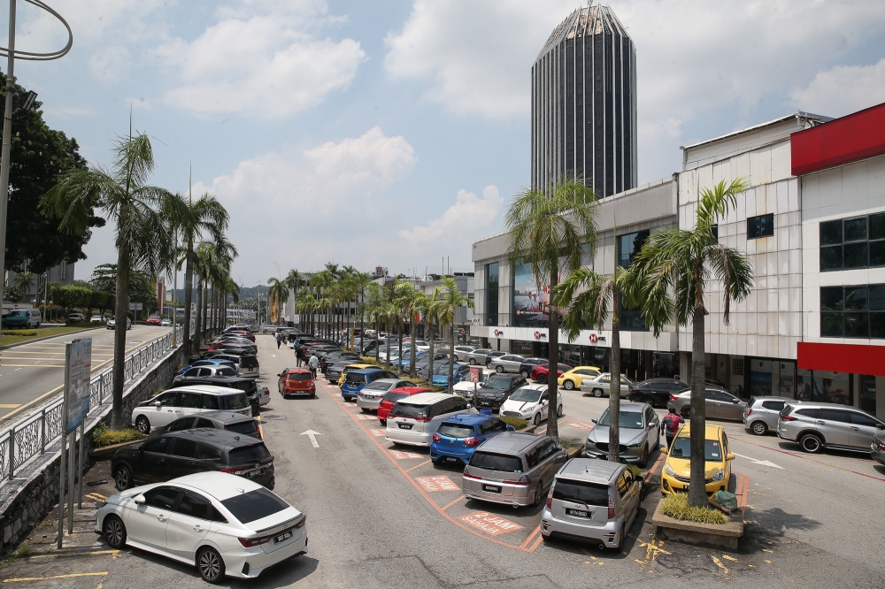 The Petaling Jaya City Council (MBPJ) has given conditional support to the Selangor government’s plan to privatise on-street parking in the state. — Picture by Yusof Isa