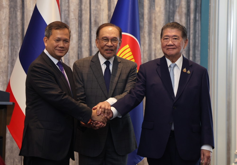 Malaysian Prime Minister Datuk Seri Anwar Ibrahim (centre) mediates a ceasefire deal between Cambodian Prime Minister Hun Manet (left) and Thailand’s Acting Prime Minister Phumtham Wechayachai (right) in Putrajaya on July 28, 2025 to ease escalating tensions following an armed confrontation between the two South-east Asian countries. — Bernama pic