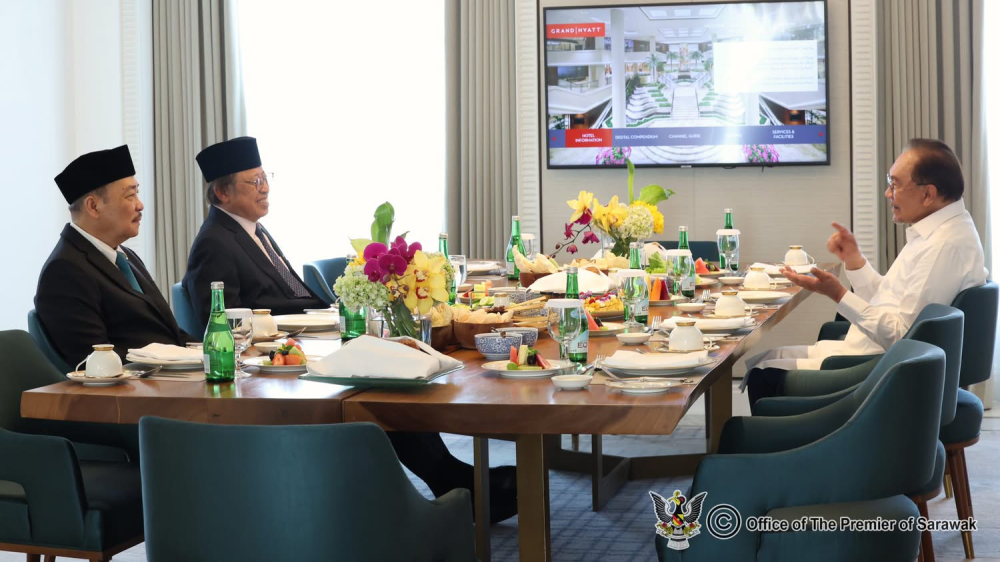 Abang Johari (2nd left) and Hajiji (left) during the discussion with Anwar. – Picture via Facebook/Sarawakku
