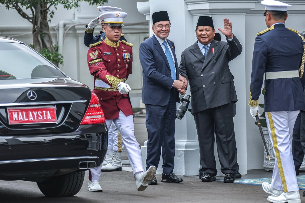 Malaysian Prime Minister Datuk Seri Anwar Ibrahim meets with Indonesian President Prabowo Subianto at the Merdeka Palace in Jakarta on July 29, 2025. — Bernama pic