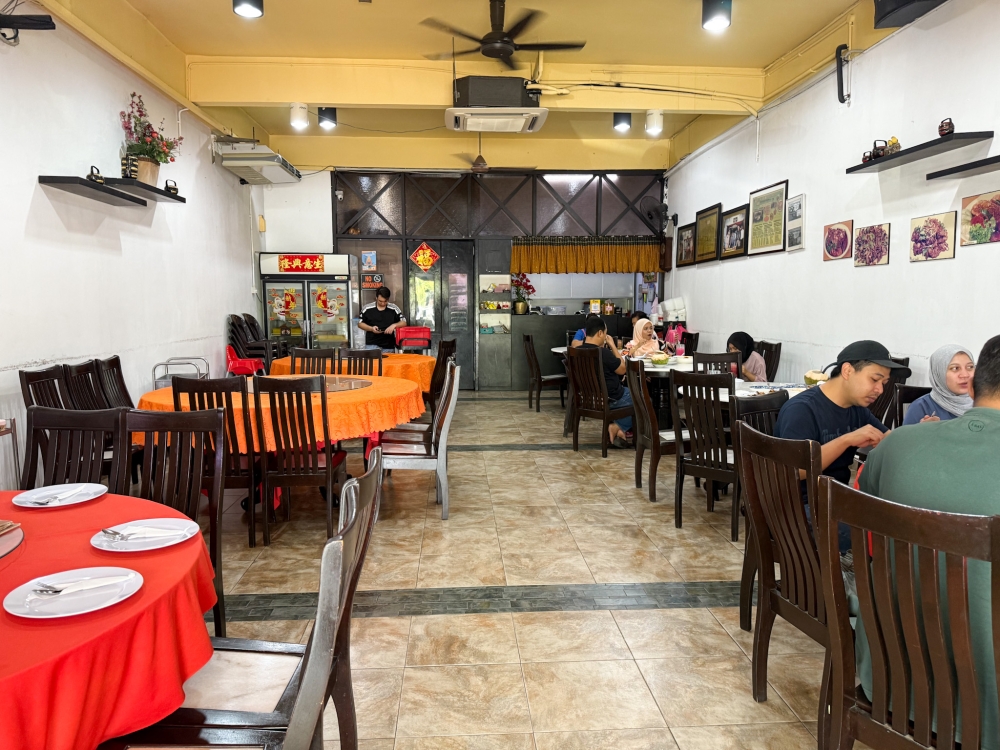 During the weekend, it's mainly families enjoying a communal meal. 