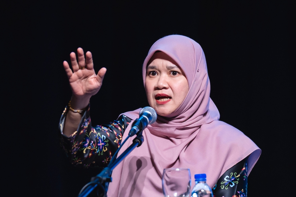 Education Minister Fadhlina Sidek speaks at the National Level Digital Utilisation and Technology Awards (DUTA) 2024 Ceremony in Kuala Lumpur on July 22, 2025. — Bernama pic