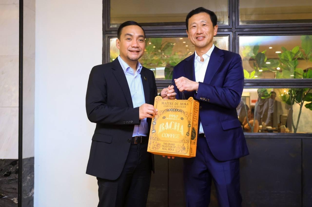 Johor Menteri Besar Datuk Onn Hafiz Ghazi and Singapore Health Minister Ong Ye Kung pose for photographs after their meeting in Orchard. — Onn Hafiz Ghazi/Facebook pic