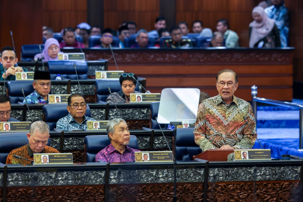 Prime Minister Datuk Seri Anwar Ibrahim, when tabling the five-year plan in the Dewan Rakyat today, said the initiative includes the development of the Sarawak Hydrogen Hub and the Sabah Energy Supply Guarantee — both aimed at strengthening the energy infrastructure in the two states. — Bernama pic