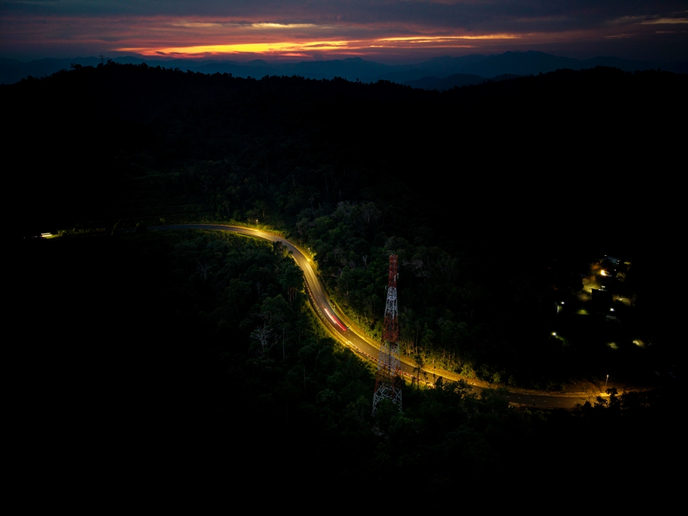 Solar-powered lights are now operational at several high-risk spots along the stretch of the Gerik-Jeli East-West Highway (JRTB) connecting Perak and Kelantan. — Bernama pic