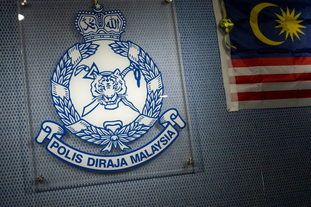 A policeman was seriously injured after being stabbed with a knife by a man while conducting a crime prevention patrol at Pudu Market, Jalan Yew, yesterday afternoon. — Picture by Raymond Manuel