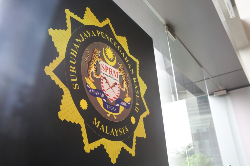 The Malaysian Anti-Corruption Commission of Johor has detained two more policemen for allegedly soliciting and accepting bribes worth about RM635,000 from an individual in return for not taking action over gambling activities. — Picture by Choo Choy May