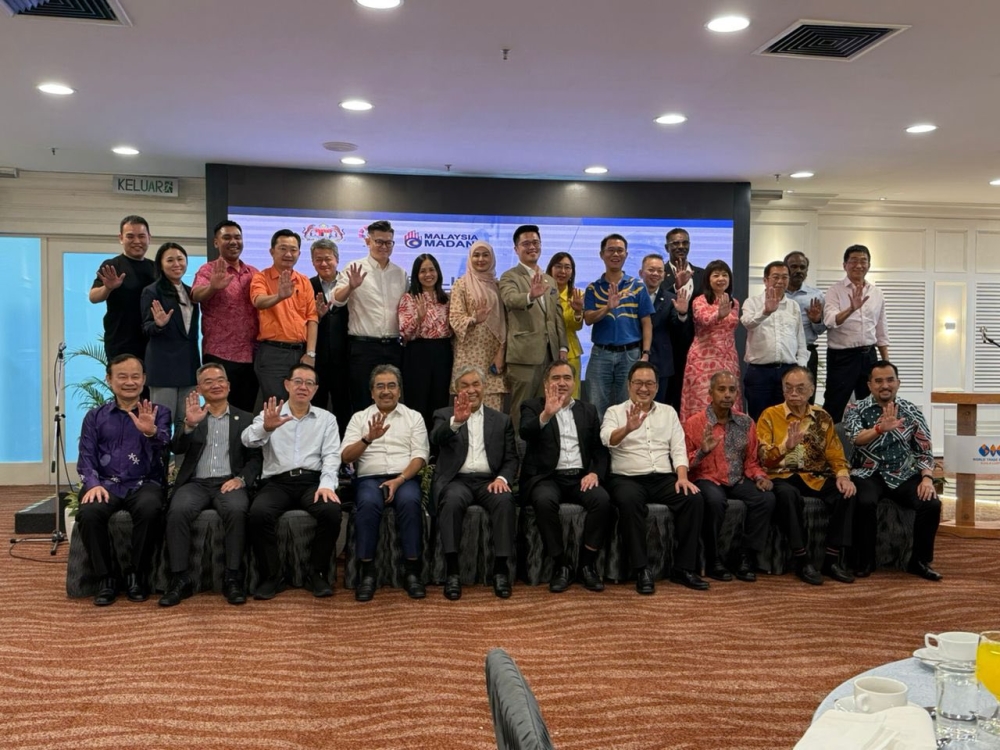 Kota Kinabalu MP Chan Foong Hin shared this photo of Umno and DAP leaders posing for photos during the briefing on technical and vocational education and training (TVET) at Menara Dato Onn in Kuala Lumpur earlier this week. — Picture via Facebook/Chan Foong Hin 陈泓缣 