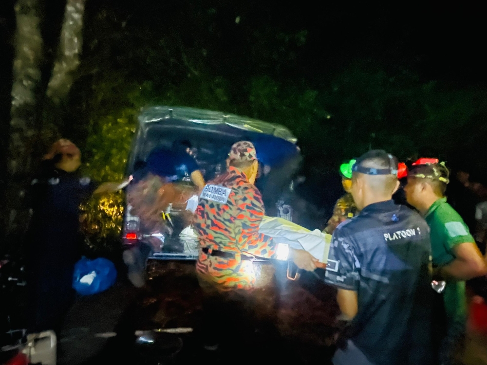 The victim was found dead at 9.46pm August 1, 2025 on the riverbank of Jeram Tok Din, Pedu. — Picture from Facebook/Bomba Kuala Nerang