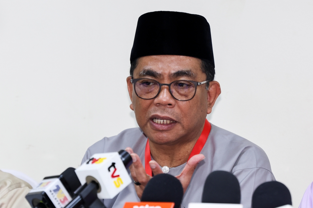 Datuk Seri Mohamed Khaled Nordin speaks to reporters after officiating the Pasir Gudang Umno division meeting at Dewan Muafakat Taman Mawar, Pasir Gudang in Johor on August 2, 2025. — Bernama pic