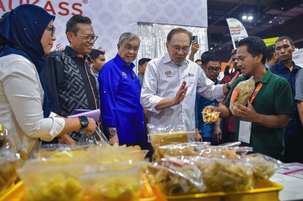 Prime Minister Datuk Seri Anwar Ibrahim visits an SME exhibition booth after officiating the Mega 3D Carnival 2025 at the Malaysia International Trade and Exhibition Centre (Mitec) in Kuala Lumpur August 2, 2025. — Bernama pic