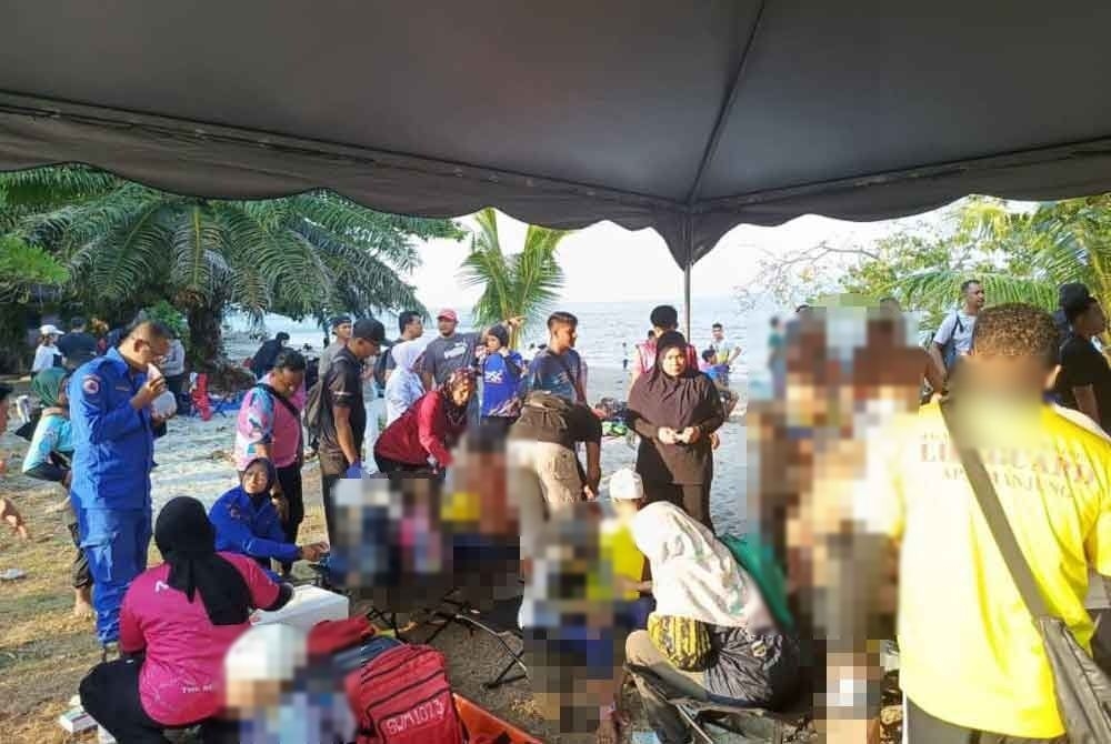 Perak Civil Defence Force and medical personnel treat swimmers at the on-site medical base after jellyfish stings during the Teluk Senangin Open Water Swim 2025. — Picture via Facebook/APM Perak