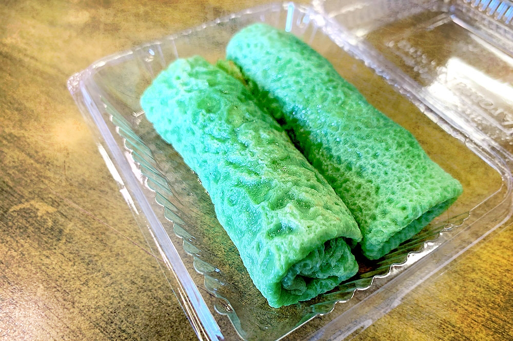 Fresh pandan juice is the key to a stellar ‘kuih ketayap’. — Pictures by Kenny Mah