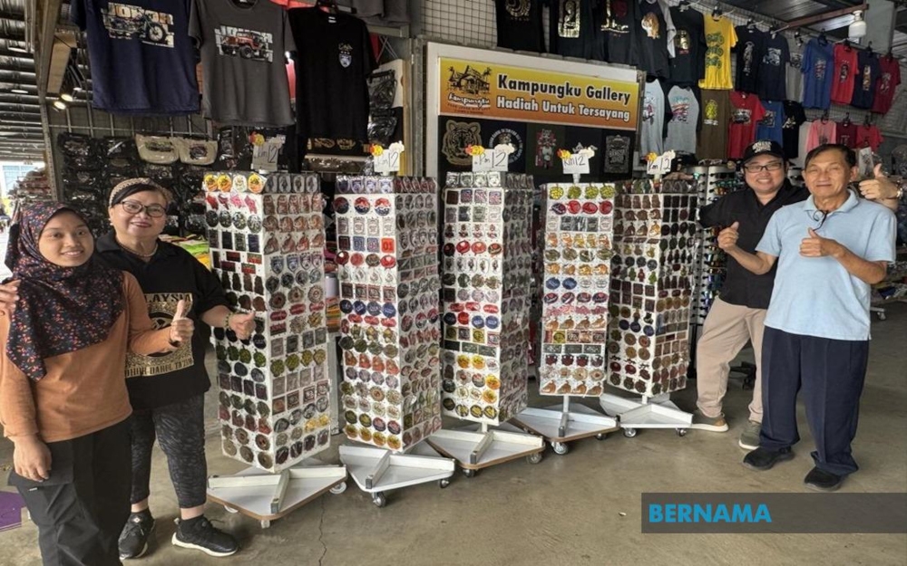 The couple began modestly by selling handmade crafts by others — including pottery, vases, fridge magnets and T-shirts — by the roadside in Ayer Hitam in 1980. In 2000, they took a step forward by launching their own products under the ‘Kampungku’ brand. — Picture from X/Bernama 