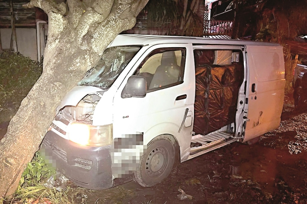 The suspect lost control of his vehicle and crashed into a tree near a residential area in Kg Titingan, which is located on the outskirts. — Daily Express pic