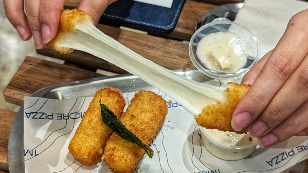 ‘Fio di latte fritti’ yields a sizable cheese pull. — Picture by Ethan Lau