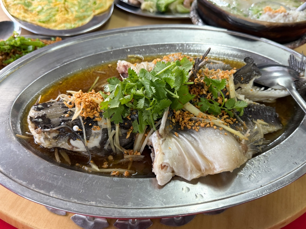 Steamed Pak Soo Gung Fish featured fine flesh with a light soy sauce flavour. — Picture by Lee Khang Yi