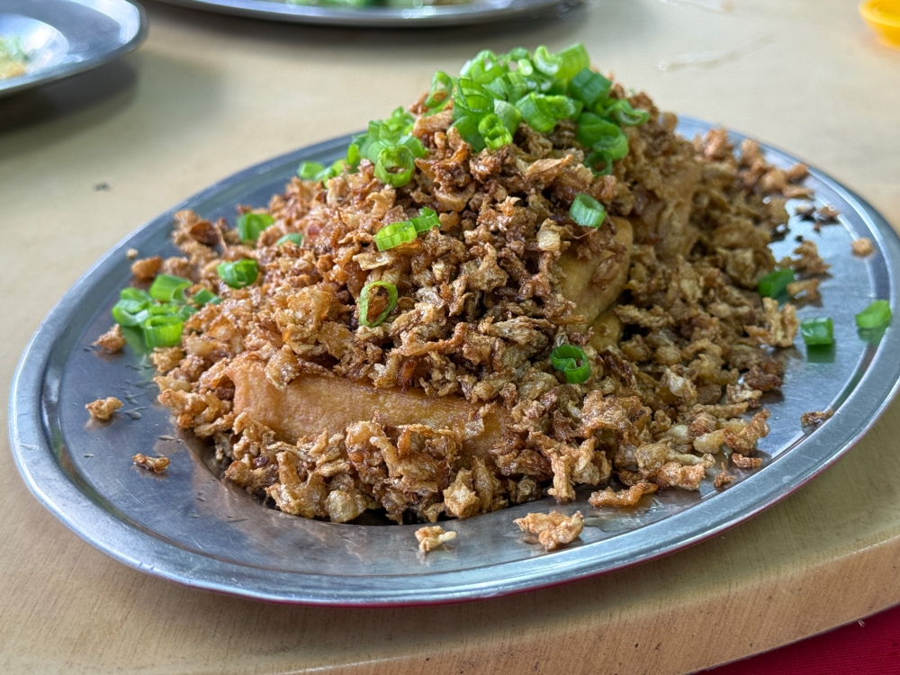Dig through the golden brown mountain of crispy bits of ‘choy poh’ to reach the fried beancurd. —Picture by Lee Khang Yi