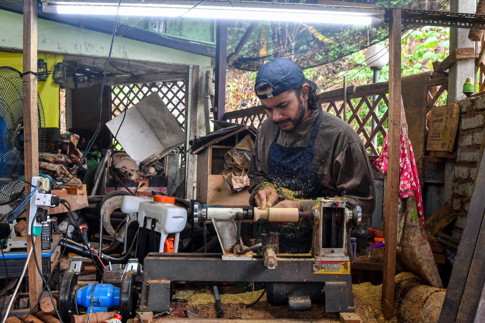 Helmi Naim started creating and selling crafts from wood, including sculptures, miniature waterfalls, decorative ship models, spinning tops, ladles, blowpipes, tables, and chairs. Three years later, he founded a company, Abo Temuan Craft. — Bernama pic 